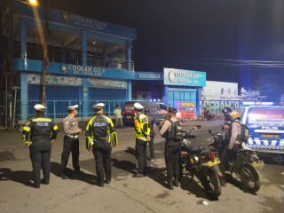 Patroli Cipta Kondisi Polsek Kenjeran Antisipasi Gangguan Kamtibmas Menjelang Sahur