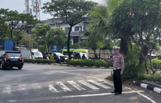 Personel Polsek Krembangan Laksanakan Pengaturan Lalu Lintas di Pertigaan Mbah Ratu