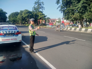 Satlantas Polres Pelabuhan Tanjung Perak Laksanakan Patroli dan Pengaturan Lalu Lintas Dalam Ops Ketupat Semeru 2026