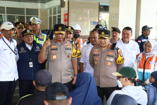 Kapolda Jatim Cek Pos Terpadu dan Pos Pam di Surabaya Pastikan Layanan Mudik Berjalan Optimal