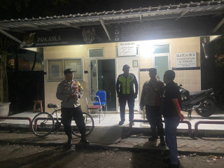 Patroli Polsek Krembangan Antisipasi Kenakalan Remaja dan 3C Jelang Sahur di Tanjung Sadari
