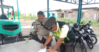 Patroli Dialogis Polsek Asemrowo di Pergudangan Tambak Langon Antisipasi Kerawanan 3C