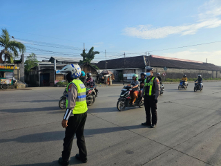 Satlantas Polres Pelabuhan Tanjung Perak Laksanakan Patroli dan Penindakan Dakgar Lantas di Kalianak dan Karang Tembok