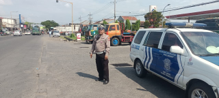 Personel Polsek Krembangan Laksanakan Pemantauan Arus Balik di Jalan Kalianak