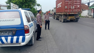 Patroli Polsek Krembangan Pantau Arus Lalu Lintas di Kalianak Timur Antisipasi Kemacetan dan Laka