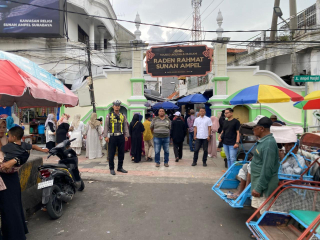 Patroli Harkamtibmas Polsek Semampir di Kawasan Wisata Religi Sunan Ampel