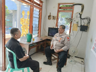 Patroli dan Sambang Polsek Krembangan di Pos Kamling Ikan Trowani Tingkatkan Kewaspadaan