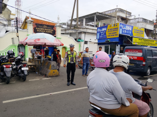 Patroli Kamtibmas Polsek Semampir di Pintu Masuk Wisata Religi Sunan Ampel Antisipasi Kerawanan