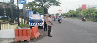 Pemantauan Arus Lalu Lintas Polsek Krembangan di Jalan Kalianak Antisipasi Arus Balik Pemudik