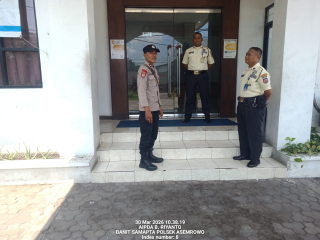 Patroli Harkamtibmas Polsek Asemrowo di Objek Vital Perbankan Tambak Langon, Tingkatkan Kewaspadaan 3C