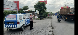 Pemantauan Arus Lalu Lintas Polsek Krembangan di Jalan Kalianak Depan SPBU Morokrembangan, Arus Lancar Didominasi Truk dan R2