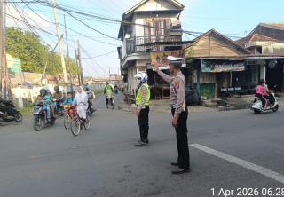 Pelayanan Pagi Polsek Asemrowo di Perlintasan Kereta Api Tambak Mayor, Arus Lalu Lintas Lancar