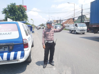 Patroli Polsek Krembangan di Jalan Kalianak Timur Antisipasi Kemacetan dan Laka Lantas, Arus Tetap Lancar