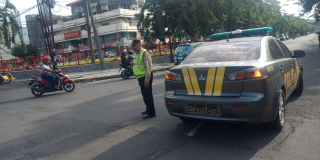 Patroli dan Pengaturan Arus Lalu Lintas Polsek Pabean Cantikan di Jalan Karet, Situasi Ramai Lancar