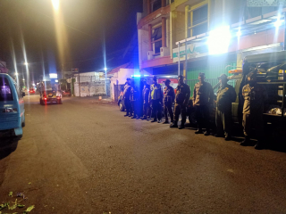 Patroli Dini Hari Gabungan Polsek Semampir dan Satpol PP di Jalan Wonokusumo Antisipasi Tawuran dan 3C