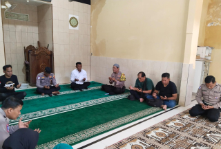 Kegiatan Kamis Binrohtal Polsek Kenjeran di Masjid Baitul Musttaqim Tingkatkan Keimanan Personel