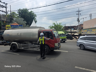 Satlantas Polres Pelabuhan Tanjung Perak Laksanakan Patroli dan Penindakan Pelanggaran Rambu Lalu Lintas di Kalianak dan Karang Tembok