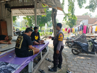 Bhabinkamtibmas Pegirian Sambang Remaja di Area Makam, Sampaikan Pesan Kamtibmas Antisipasi Curanmor