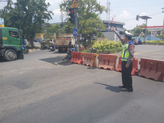Polsek Krembangan Laksanakan Pengaturan Arus Lalin di Pertigaan Mbah Ratu untuk Antisipasi Kepadatan