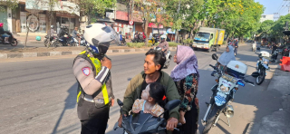 Satlantas Polres Pelabuhan Tanjung Perak Laksanakan Sosialisasi Tatap Muka Kepada Masyarakat