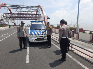 Patroli Polsek Kenjeran di Jembatan Suroboyo Antisipasi Kerawanan 3C Berjalan Aman