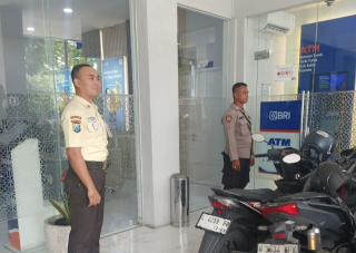 Patroli Polsek Krembangan di Bank BRI Jalan Raya Demak Antisipasi 3C dan Tingkatkan Keamanan