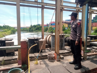 Pemantauan Debit Air Rumah Pompa Balong II oleh Polsek Asemrowo Antisipasi Potensi Banjir