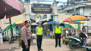 Patroli Harkamtibmas Polsek Semampir di Pintu Masuk Wisata Religi Sunan Ampel Antisipasi Kerawanan