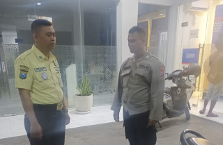 Patroli Dini Hari Polsek Krembangan di BRI Demak, Antisipasi 3C dan Jaga Kamtibmas