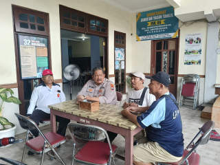 Patroli dan Sambang Polsek Krembangan di Balai RW 6 Tambak Asri, Ajak Warga Jaga Kamtibmas