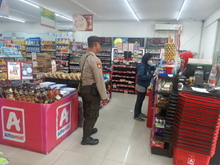 Polsek Krembangan Laksanakan Patroli di Pertokoan Alfamidi Jalan Raya Demak, Sampaikan Pesan Kamtibmas
