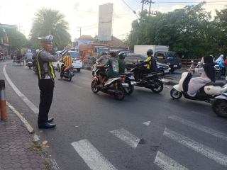 Polsek Semampir Laksanakan Pemantauan dan Pengaturan Lalu Lintas di TL Karang Tembok