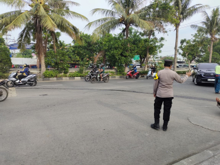 Polsek Kenjeran Laksanakan Pengaturan Lalu Lintas di Pertigaan Jalan HM Noer Hingga Jalan Nambangan