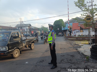 Polsek Asemrowo Laksanakan Pos Awal di Perlintasan Kereta Api Jalan Tambak Mayor