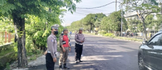 Polsek Krembangan Laksanakan Pos Lalu Lintas Pagi di Simpang Tiga Mbah Ratu