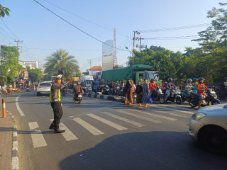 Polsek Semampir Intensifkan Pemantauan Arus Lalu Lintas di TL Karang Tembok