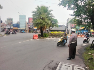 Pelayanan Pagi Polsek Krembangan, Arus Lalu Lintas di Pos Mbah Ratu Ramai Lancar