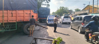 Polsek Krembangan Laksanakan Pengaturan Lalu Lintas Antisipasi Kemacetan