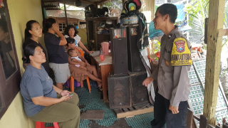 Bhabinkamtibmas Asemrowo Sambang Warga Tambak Dalam Baru, Imbau Waspada Penipuan Modus Telepon