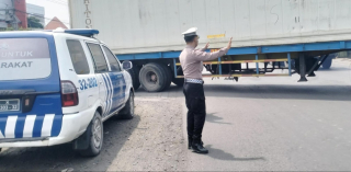 Patroli Kamtibmas di Jalan Petukangan, Personil Polsek Semampir Antisipasi Parkir Liar dan Kerawanan 3C