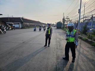 Patroli dan Penindakan Pelanggaran Rambu Jam Larangan di Sejumlah Titik Rawan, Satlantas Polres Pelabuhan Tanjung Perak Tegakkan Disiplin Berlalu Lintas