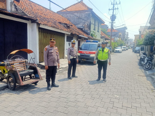 Patroli Kamtibmas di Jalan Petukangan Ampel, Personil Polsek Semampir Antisipasi Parkir Liar, Peziarah, dan Kerawanan 3C
