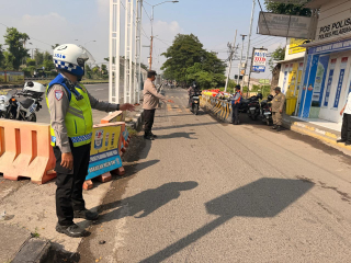 Patroli, Pengaturan, dan Pemantauan Arus Lalu Lintas di Sejumlah Titik Strategis, Satlantas Polres Pelabuhan Tanjung Perak Pastikan Situasi Tetap Lancar dan Kon