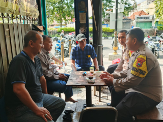 Cangkru’an Kamtibmas di Warkop Sarkam Ampel, Bhabinkamtibmas Ajak Warga Tingkatkan Kewaspadaan dan Jaga Keamanan Lingkungan