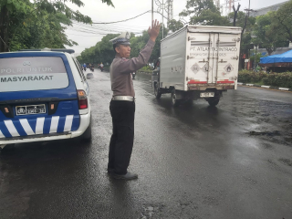 Patroli Lalu Lintas di Jalan Demak, Personil Polsek Krembangan Antisipasi Kemacetan dan Rawan Kecelakaan