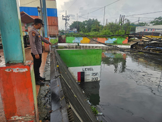 Pemantauan Debit Air di Rumah Pompa Balong II Tambak Langon, Personil Polsek Asemrowo Pastikan Kondisi Tetap Aman dan Terkendali