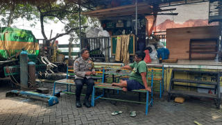 Bhabinkamtibmas Morokrembangan Sambangi Tokoh Masyarakat, Ingatkan Warga Waspada Curanmor dan Penipuan