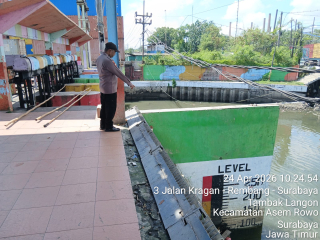 Pemantauan Rumah Pompa Air Balong II di Tambak Langon, Personil Polsek Asemrowo Pastikan Debit Air Dalam Batas Normal