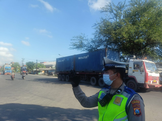 Patroli dan Pengaturan Lalu Lintas Satlantas Polres Pelabuhan Tanjung Perak Jaga Kelancaran Aktivitas Pengguna Jalan