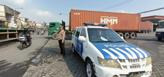 Personil Polsek Krembangan Pantau Arus Lalu Lintas di Jalan Kalianak untuk Antisipasi Kepadatan Kendaraan